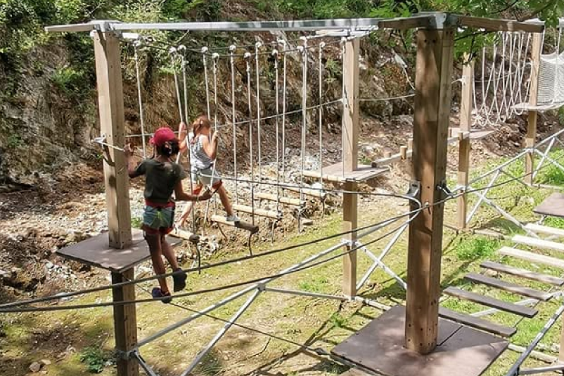 Parcours d'accrobranche riche en adrénaline dans la Vallée d'Ossau, une activité nature incontournable proche de la Côte Basque avec Laruns Aventures