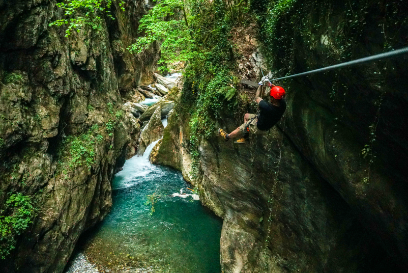 Tyroliennes spectaculaires à Laruns Aventures dans les Gorges du Hourat - Sensations fortes en Pyrénées