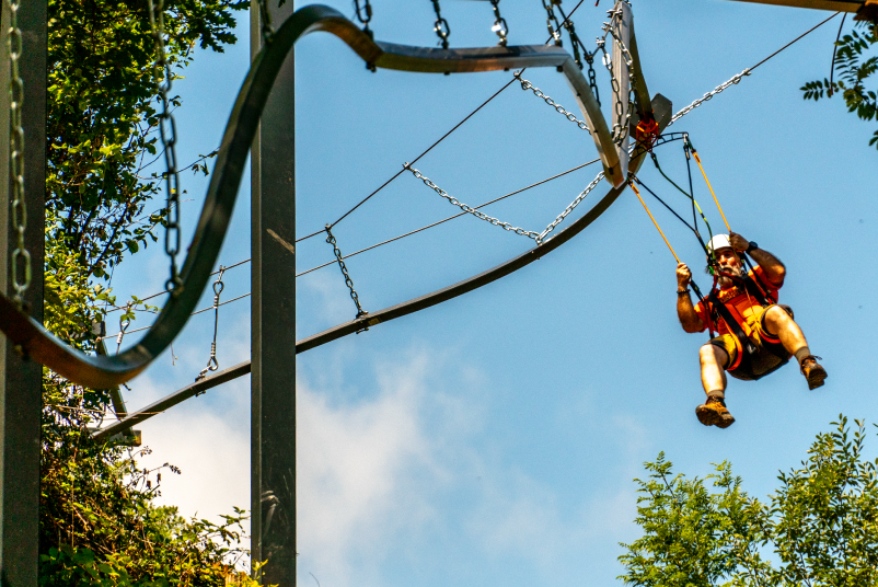 Descente vertigineuse en tyrolienne à virages au-dessus des gorges, une aventure sensationnelle proche d