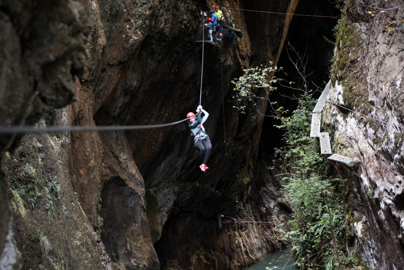 escente vertigineuse en tyrolienne au-dessus des Gorges du Hourat, une activité à sensations fortes proposée par Laruns Aventures à proximité de la Côte Basque